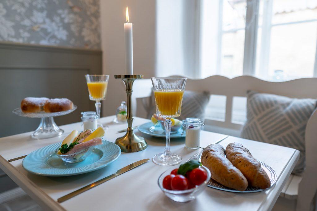 Kde zažijete snídani při svíčkách...